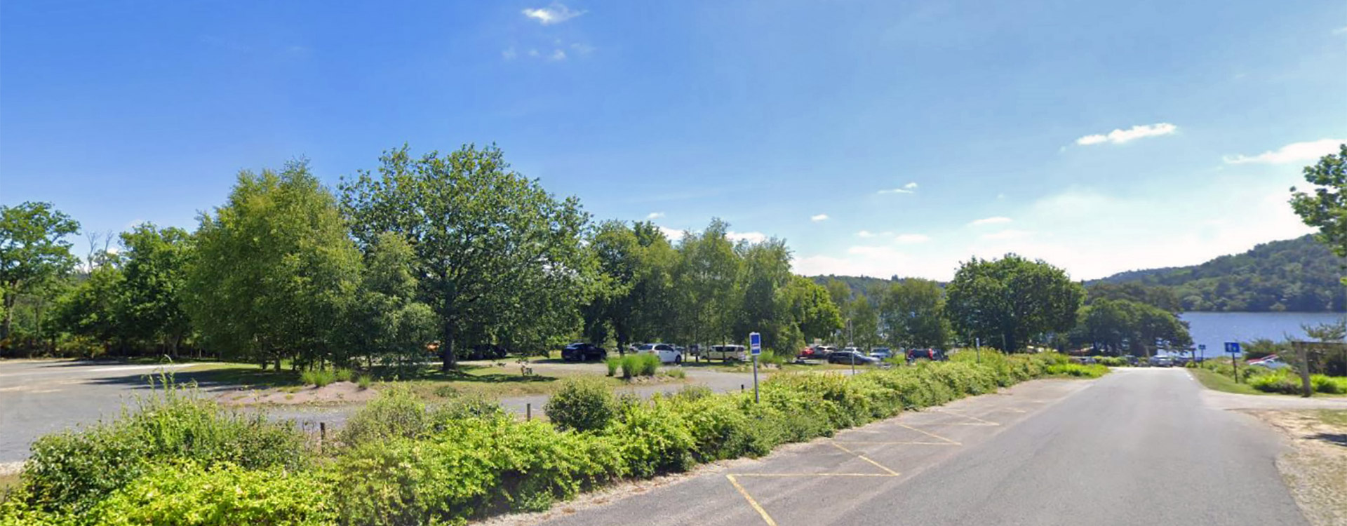 Parking près du lac de Guerlédan