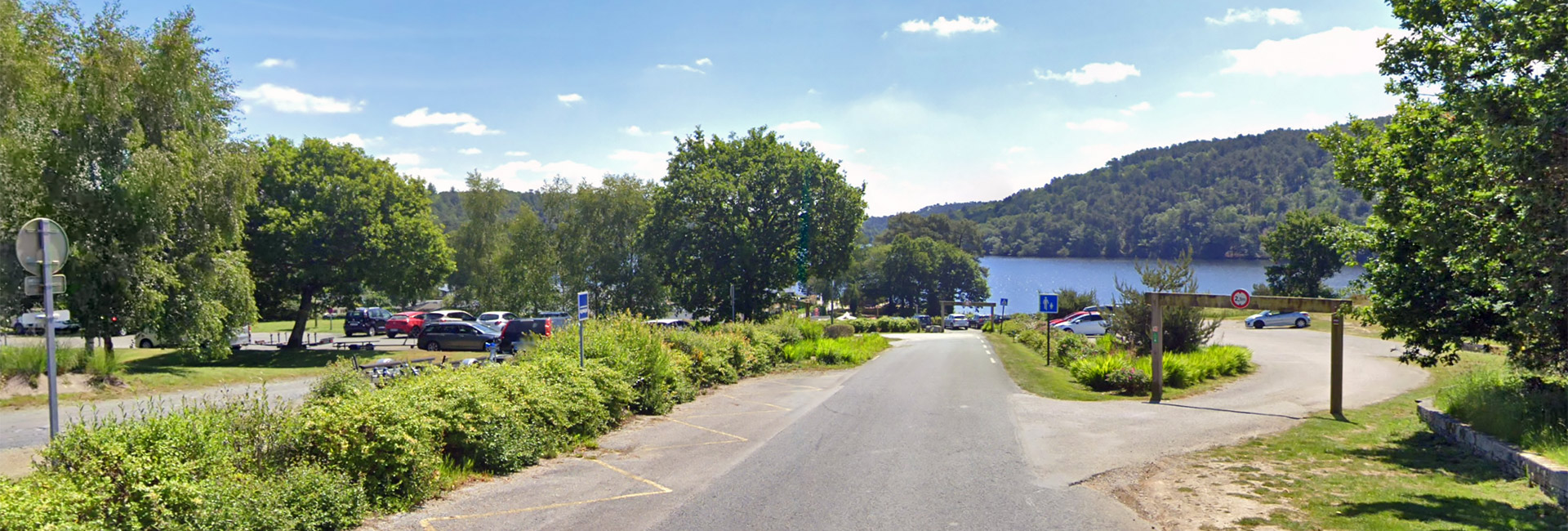 Vue du parking près du lac de Guerlédan à Caurel