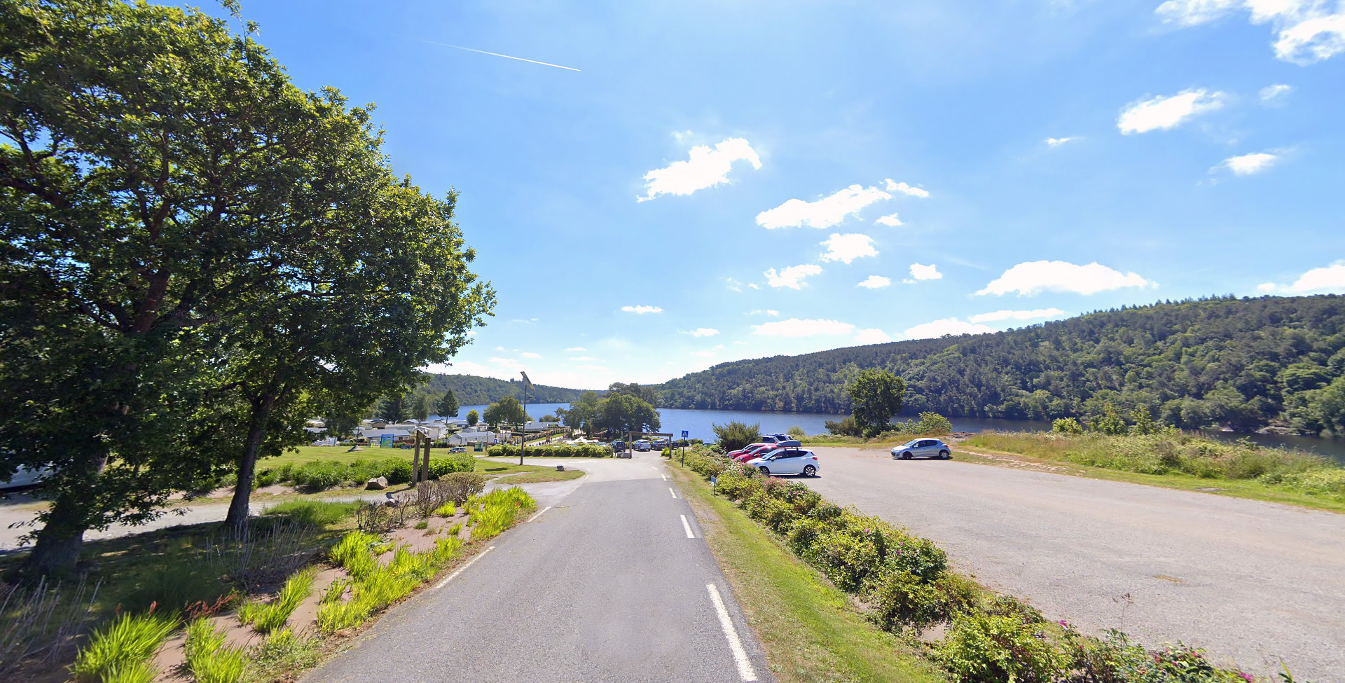 Vue parking près du Lac de Guerlédan à Caurel